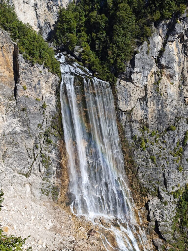 Blick vom oberen Aussichtspunkt auf den Boka Wasserfall