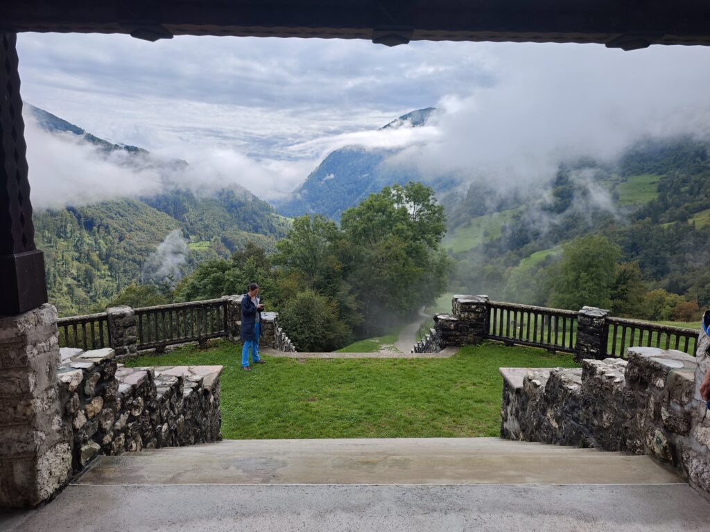 Die Heiliggeistkirche Javorca liegt mitten im Nationalpark Triglav
