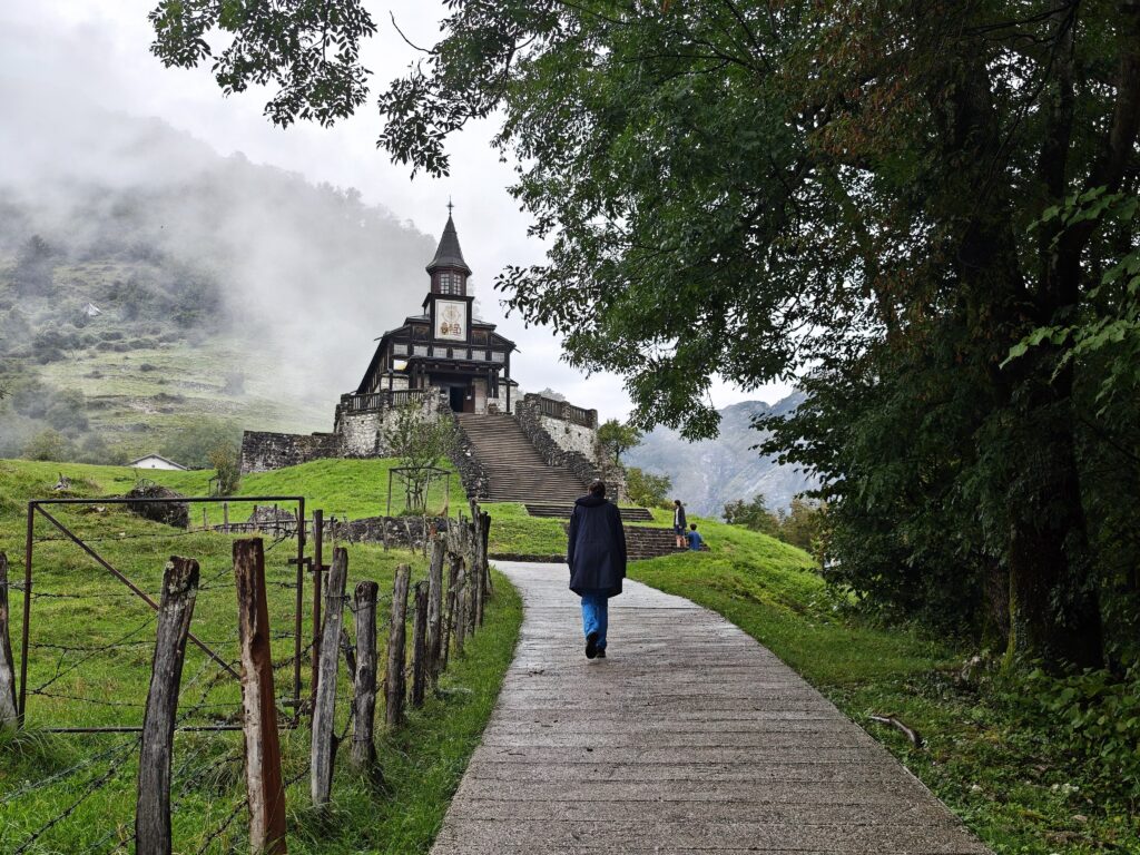 Der Weg zur Heiliggeistkirche Javorca