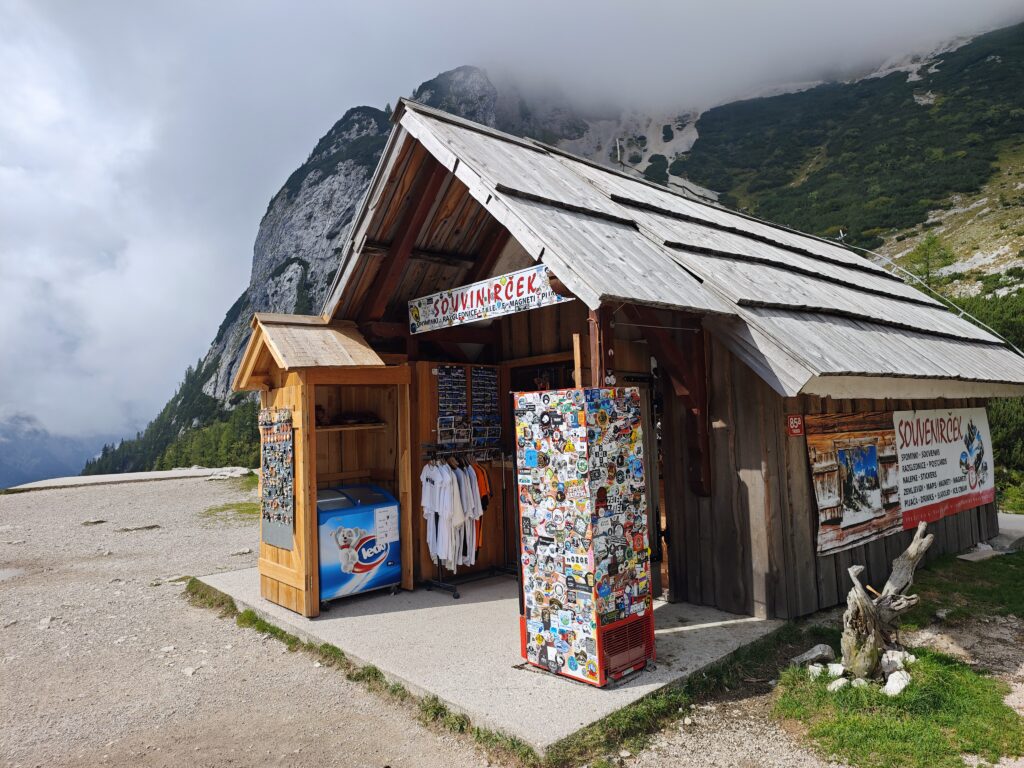 Hütte auf der Passhöhe am Vršič Pass