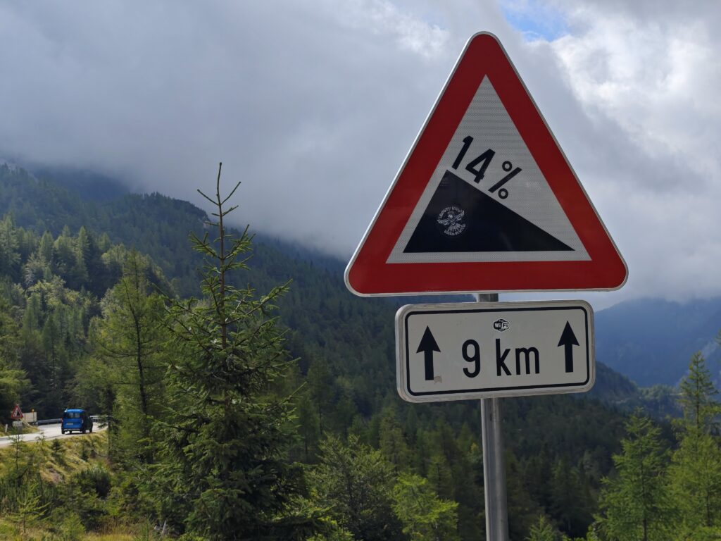 Der Vršič Pass hat eine Steigung bzw. ein Gefälle von 14%