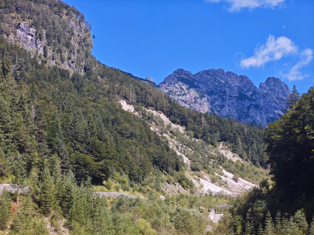 Auffahrt am Mangart Pass mit Blick auf die Berge im Nationalpark Triglav